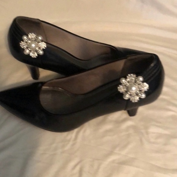 White House Black Market Silver Pearl Floral Shoe Clips Set - Picture 6 of 9